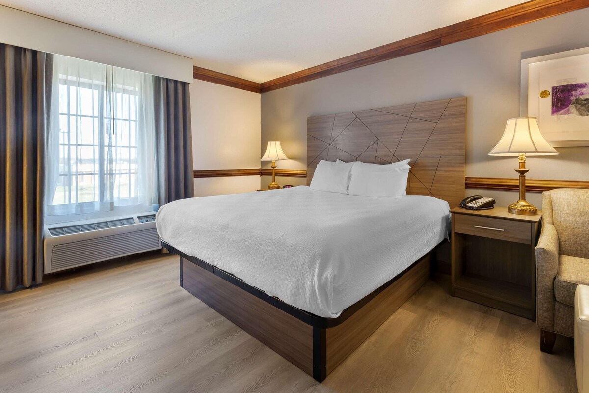 In-room safe, desk, laptop workspace, soundproofing