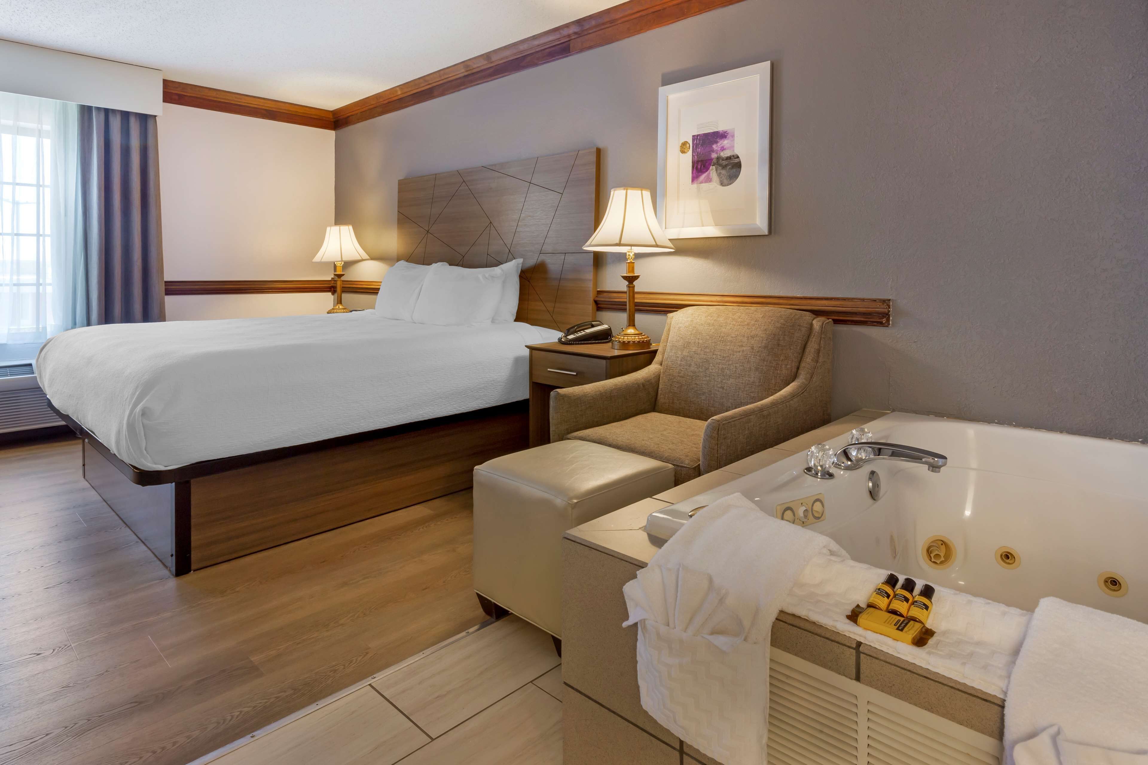 Suite, 1 King Bed, Non Smoking, Jetted Tub | In-room safe, desk, laptop workspace, soundproofing