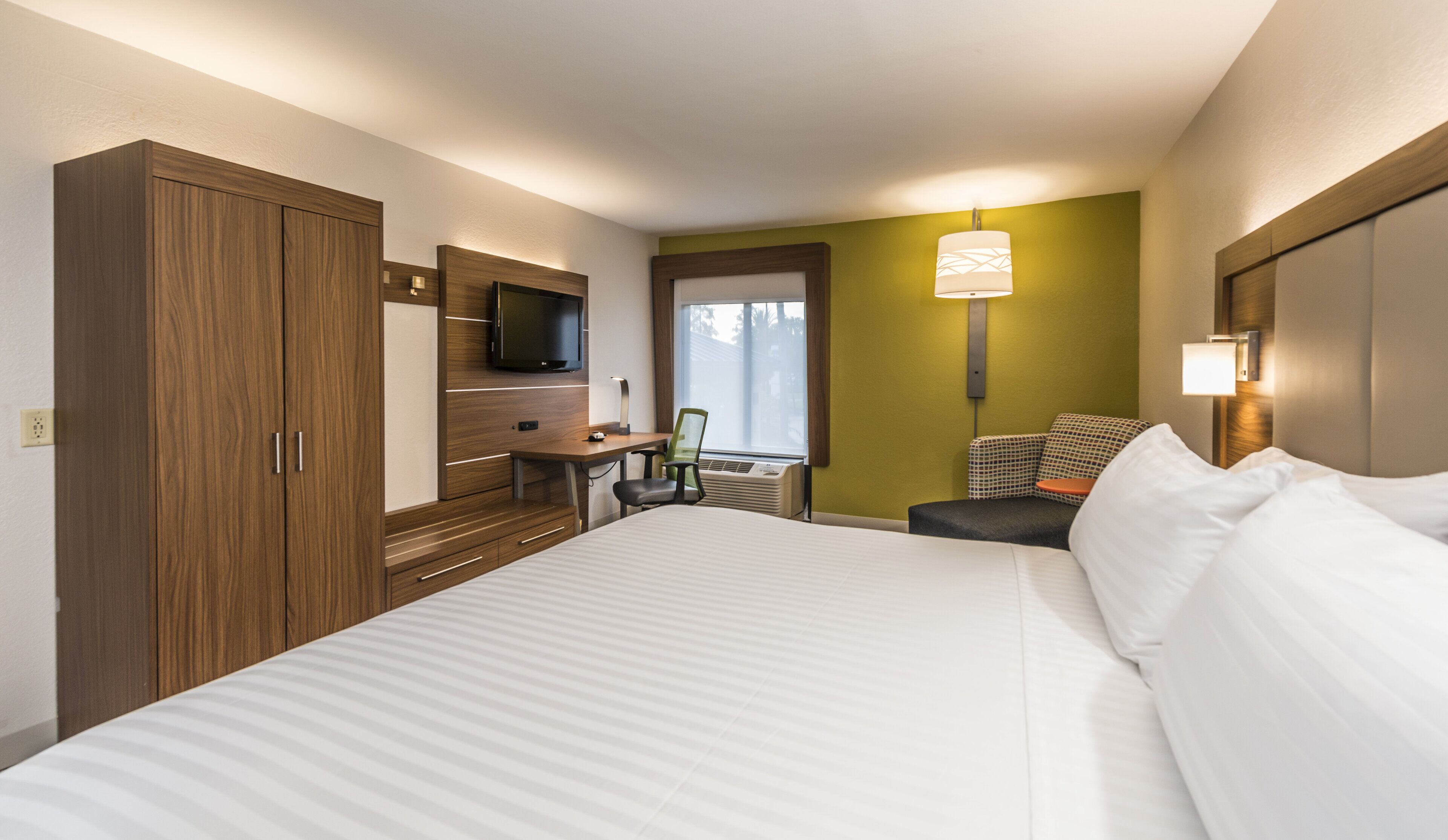 standard room, 1 king bed | in-room safe, desk, blackout curtains, iron/ironing board