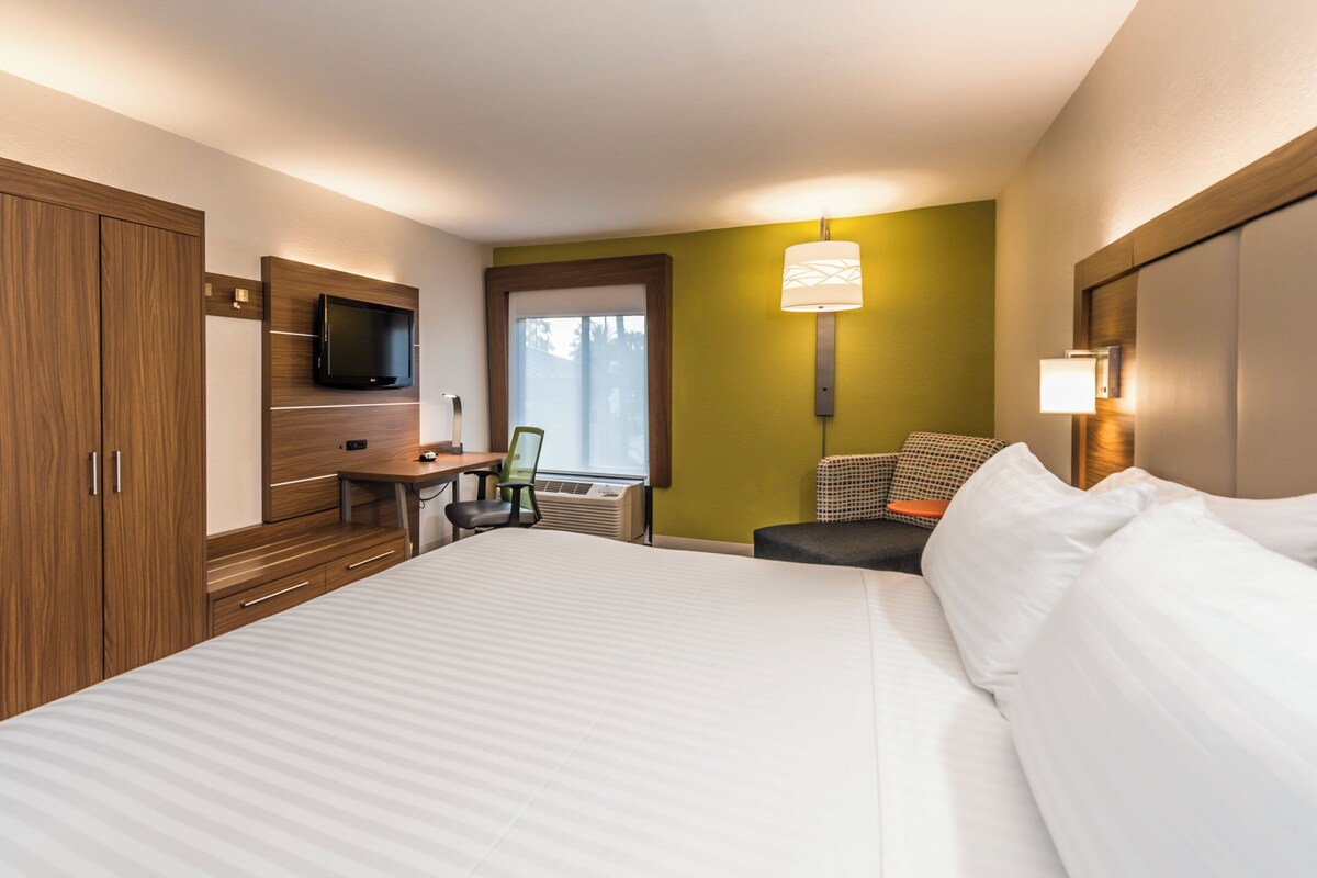 Habitación estándar, 1 cama de matrimonio grande | Caja fuerte, escritorio, cortinas opacas y tabla de planchar con plancha