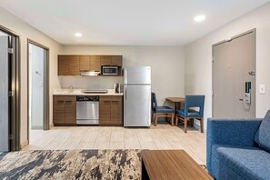 Suite, 1 cama King size, para no fumadores, cocina (with Sofabed, Full Kitchen) | Cocineta privada | Refrigerador, microondas y cafetera y tetera 