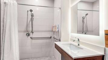 Phòng Tiêu chuẩn, 1 giường cỡ king, phù hợp cho người khuyết tật (Walk-in Shower) | Phòng tắm | Vòi sen/bồn tắm kết hợp, đồ dùng nhà tắm miễn phí, máy sấy tóc
