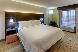 Rom – standard, 1 kingsize-seng, tilgjengelighetstilpasset (Communications, Mobility, Access Tub) | Skrivebord, skrivebord for bærbar PC og strykejern/-brett