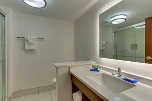 Kombination af bruser/badekar, gratis toiletartikler, hårtørrer