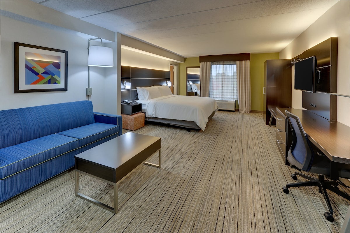 Suite, 1 Tempat Tidur King | Meja kerja, ruang kerja ramah laptop, dan setrika/meja setrika