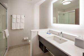 Duschwanne, kostenlose Toilettenartikel, Haartrockner, Handtücher