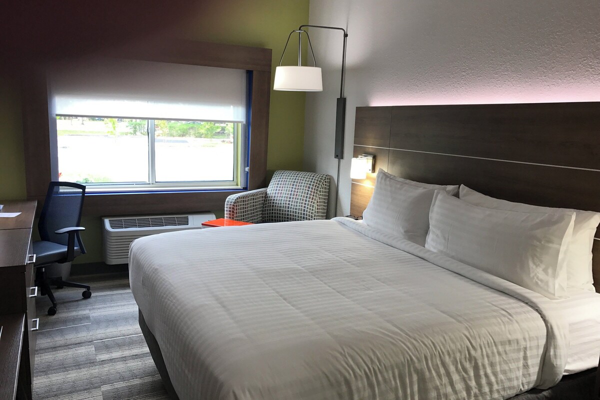 Standard Room, 1 King Bed (Walk-In Shower) | In-room safe, desk, blackout drapes, iron/ironing board
