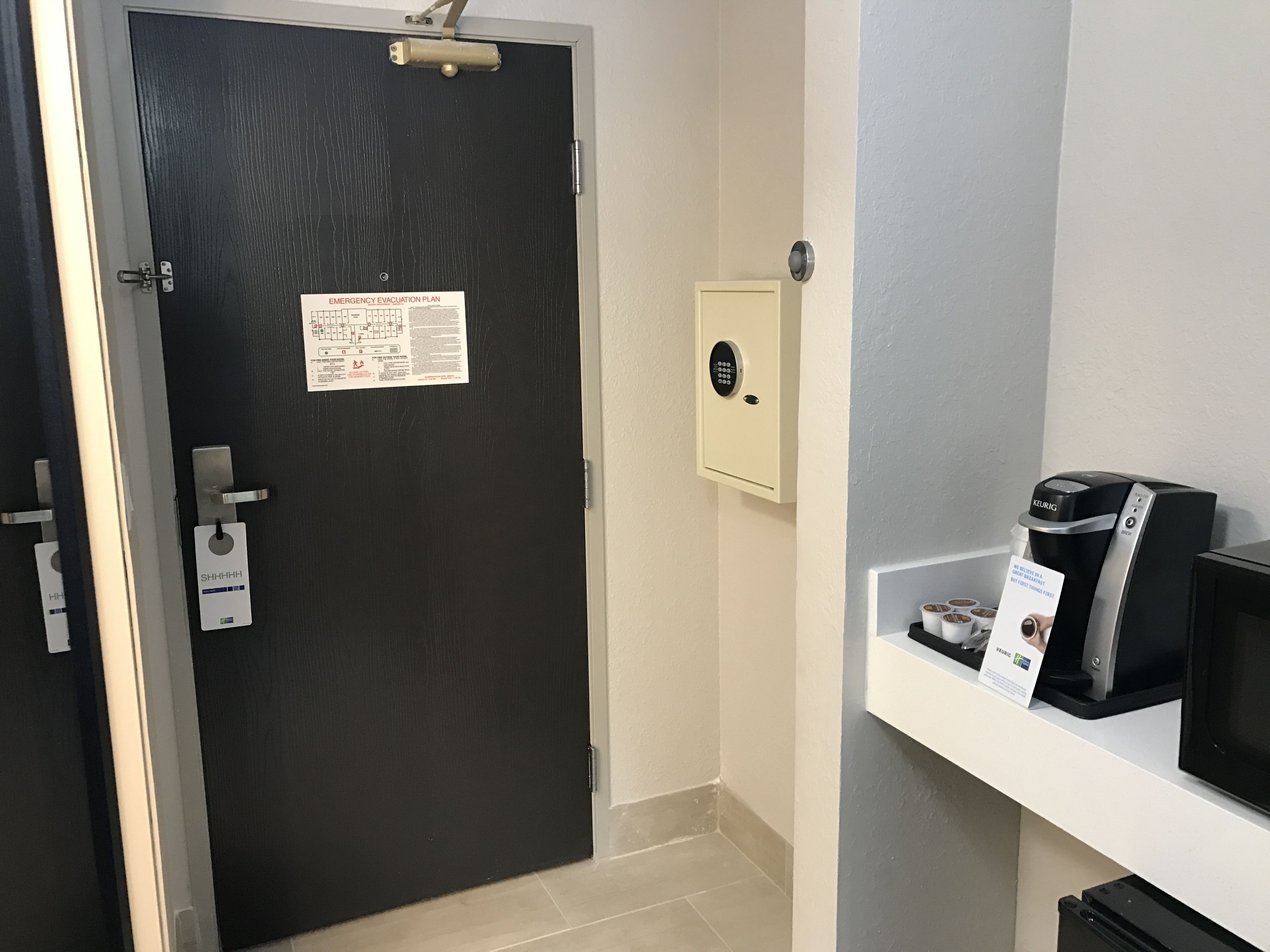 standard room, 1 king bed (walk-in shower) | in-room safe, individually decorated, individually furnished, desk