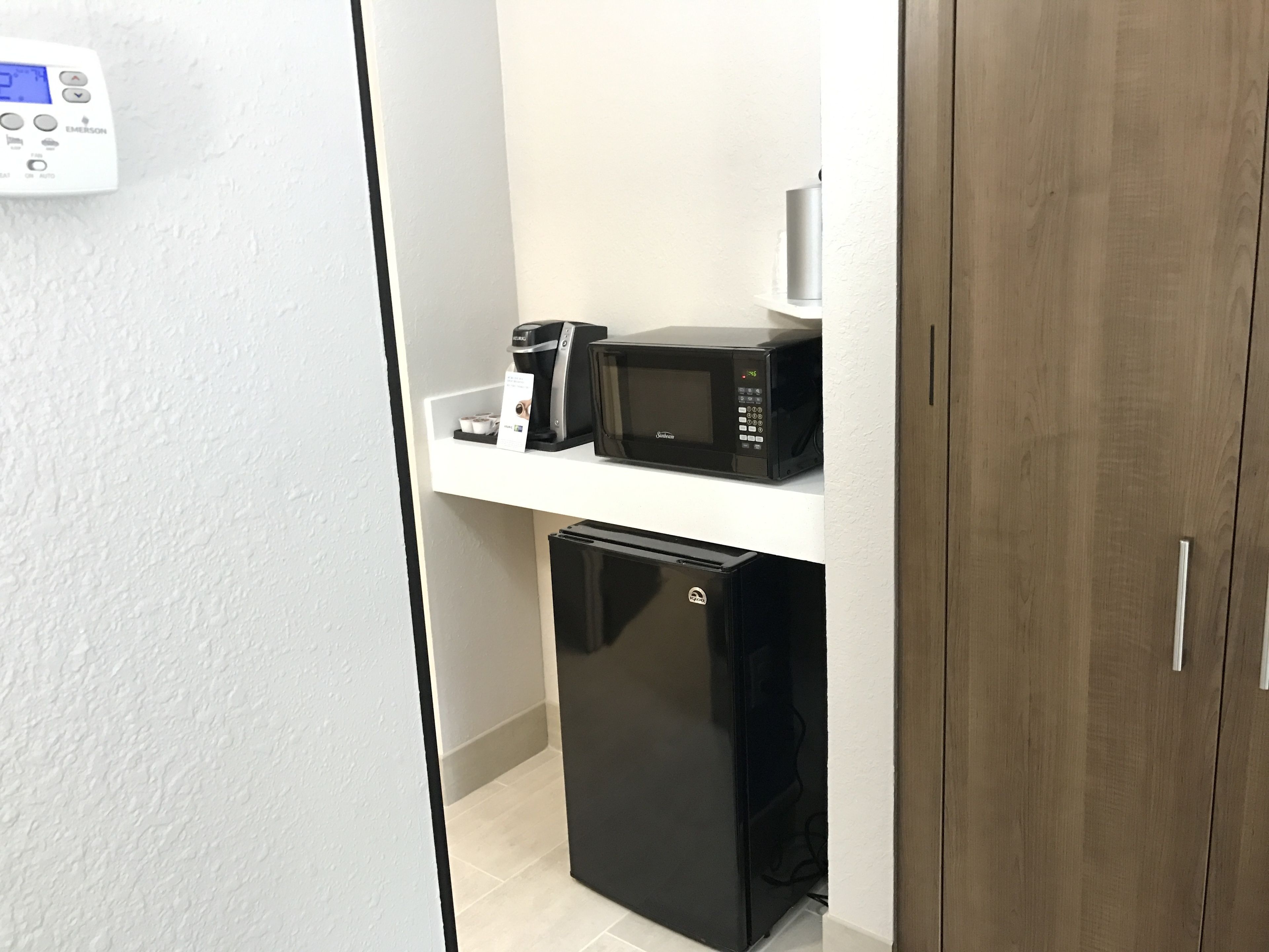 standard room, 1 king bed (walk-in shower) | in-room safe, individually decorated, individually furnished, desk