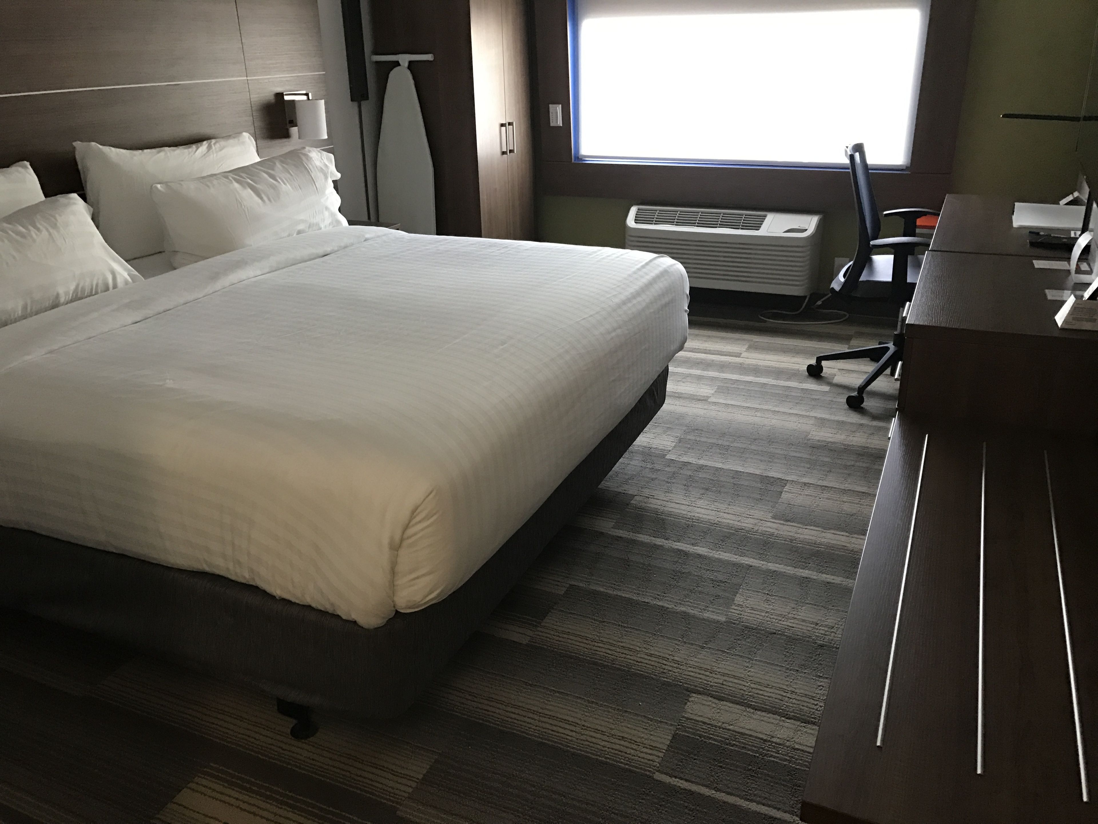 standard room, 1 king bed, accessible (mobility roll-in shower) | in-room safe, individually decorated, individually furnished, desk