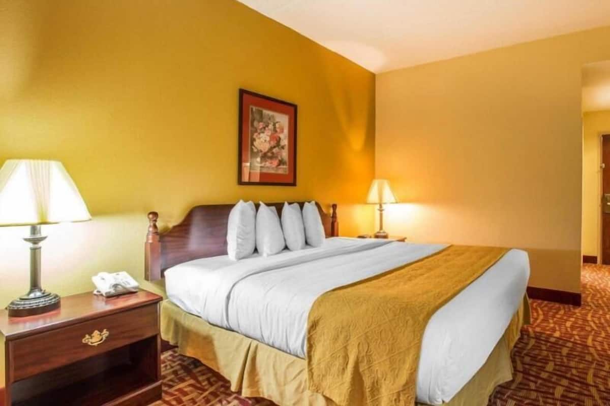 SÀngtillbehör av högsta kvalitet, bÀddmadrasser och skrivbord