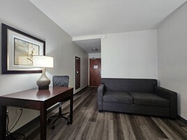 Ropa de cama de alta calidad, colchones con pillow-top y escritorio 