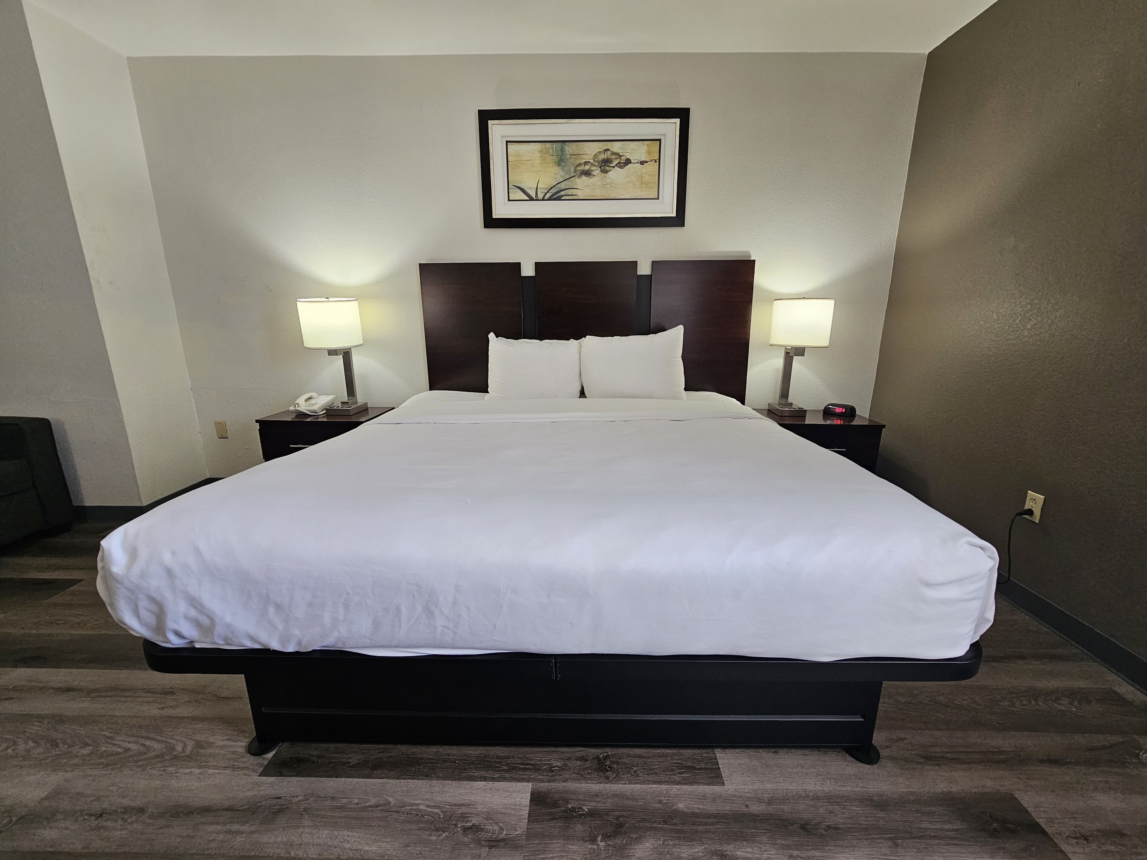 1 bedroom, premium bedding, pillow-top beds, desk