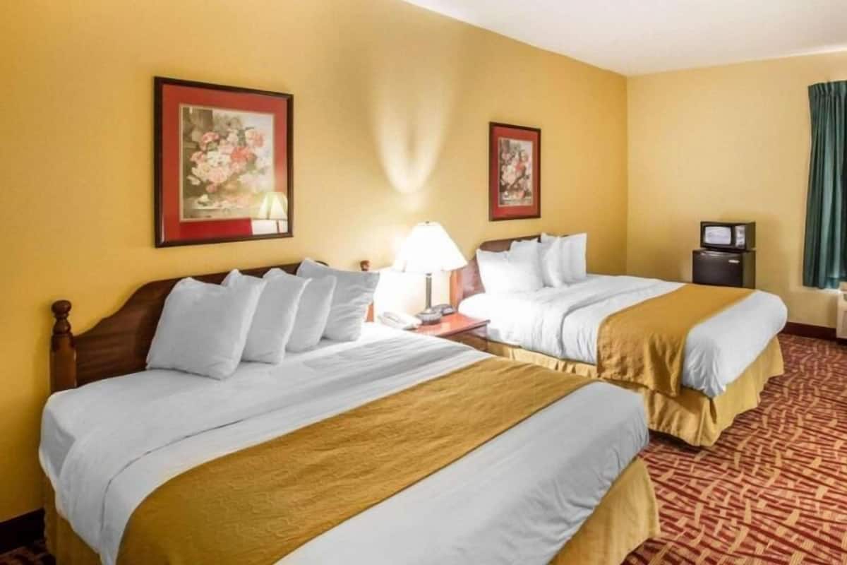 SÀngtillbehör av högsta kvalitet, bÀddmadrasser och skrivbord