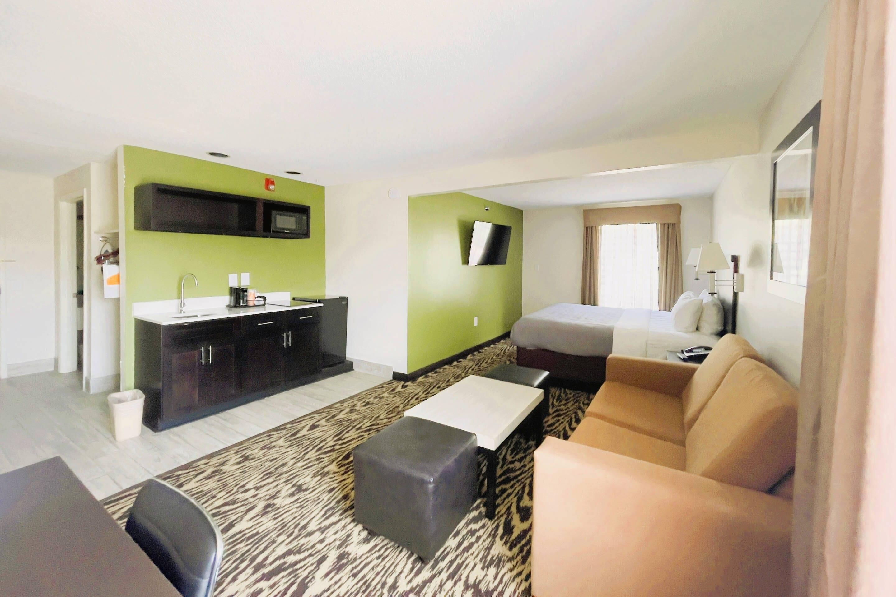 Suite, 1 kingsize bed, niet-roken (Upgrade) | Luxe beddengoed, een bureau, een strijkplank/strijkijzer, gratis wifi