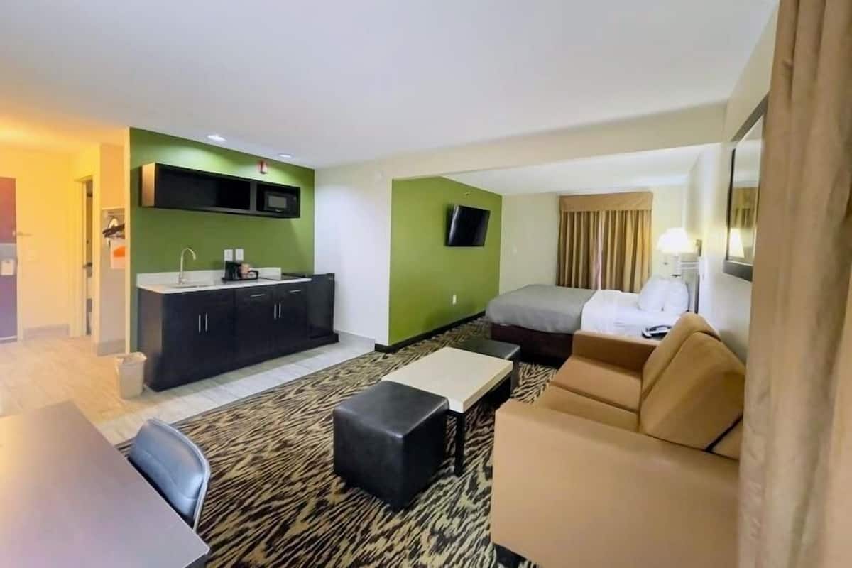 Suite, 1 King Bed, Non Smoking (Upgrade) | Premium bedding, desk, iron/ironing board, free WiFi