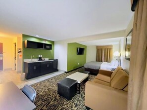 Svíta - 1 stórt tvíbreitt rúm - reyklaust (Upgrade) | Rúmföt af bestu gerð, skrifborð, straujárn/strauborð