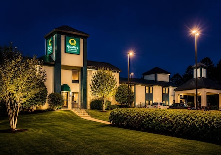 Un hôtel reconnaissable à son panneau bien visible indiquant « Quality Inn & Suites », doté d’une pelouse bien entretenue et d’un espace de stationnement.. Quality Inn & Suites Clemmons I-40