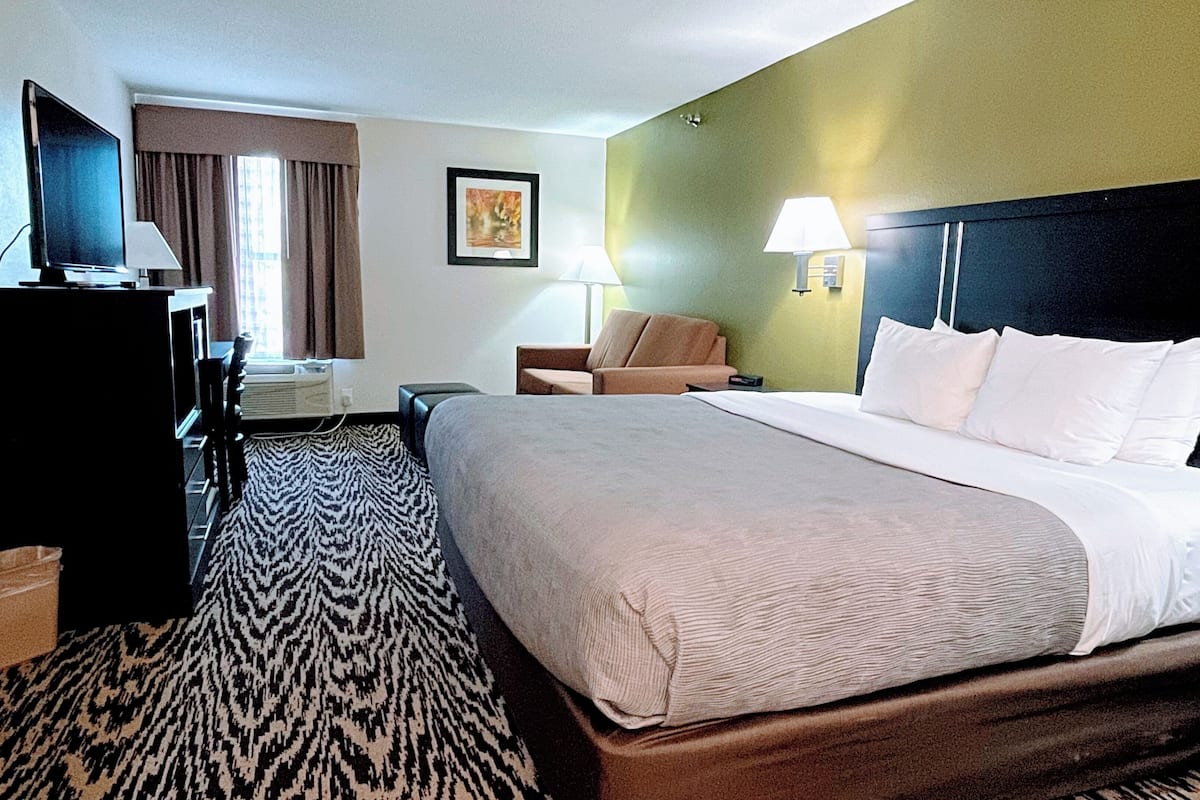 Suite, 1 King Bed with Sofa bed, Non Smoking | Premium bedding, desk, iron/ironing board, free WiFi