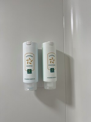 Duschwanne, Komfortbadewanne, Haartrockner, Handtücher