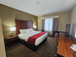 In-room safe, desk, laptop workspace, blackout curtains - Comfort Inn Jackson I-40 (Jackson)