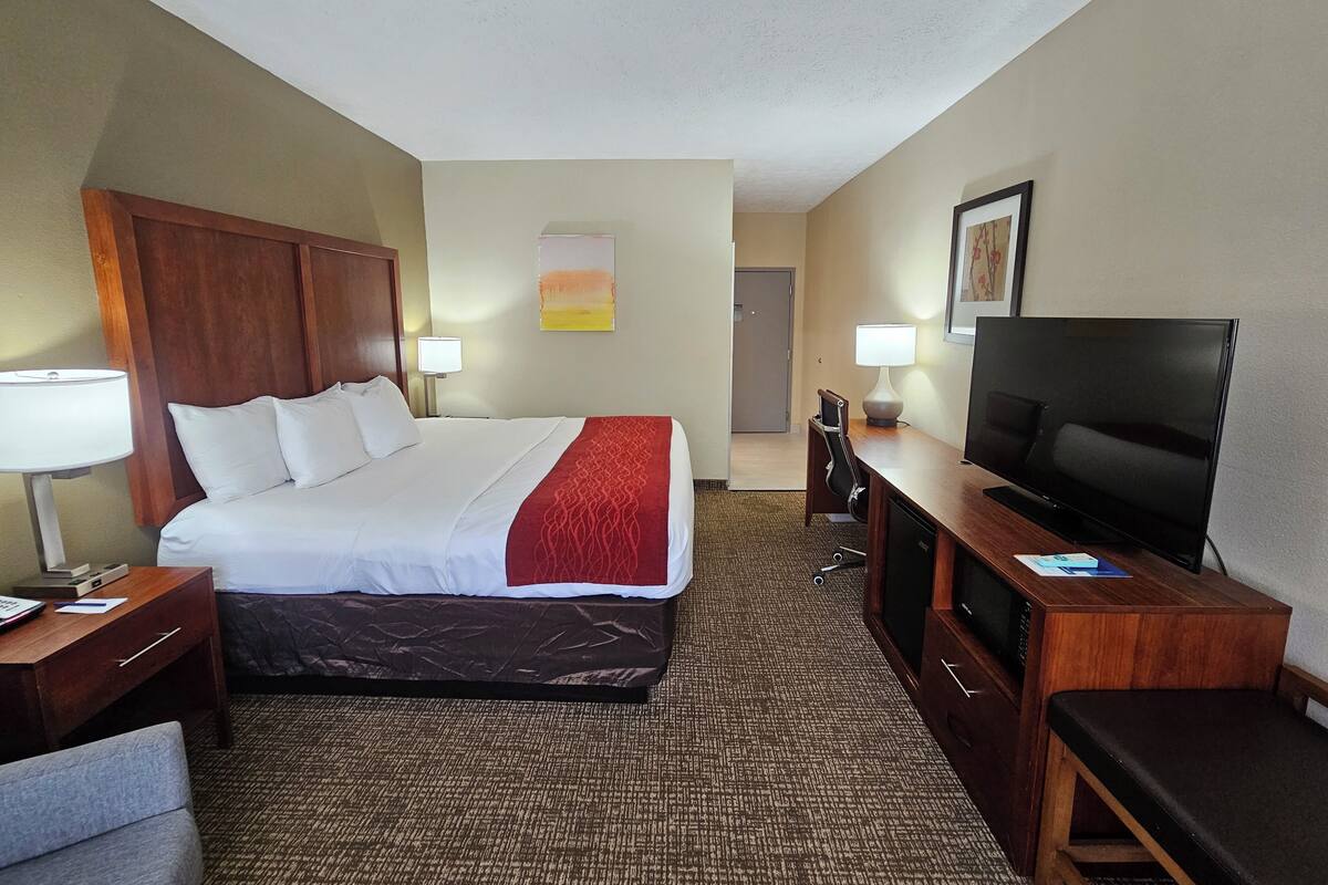 خزنة داخل الغرفة ومكتب ومساحة عمل للكمبيوتر المحمول وستائر تعتيم