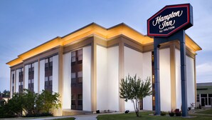 Edificio de Hampton Inn by Hilton con fachada moderna, ventanas amplias y una entrada bien iluminada.