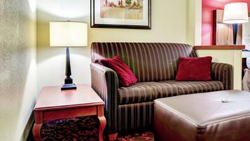 Chambre non-fumeurs, très grand lit | Aire de séjour | Téléviseur de 25 po avec télévision par câble