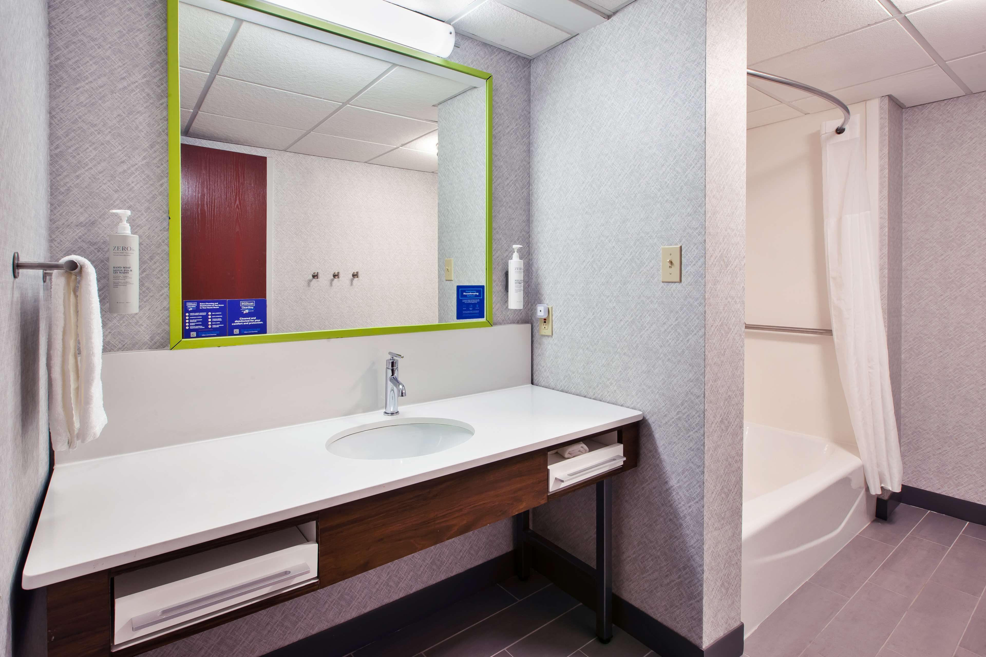 suite, accessible, non smoking | bathroom | free toiletries, hair dryer, towels