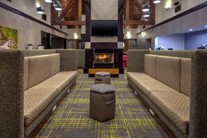 Lobby - Hampton Inn & Suites Cleveland-Airport/Middleburg Heights (Middleburg Heights)