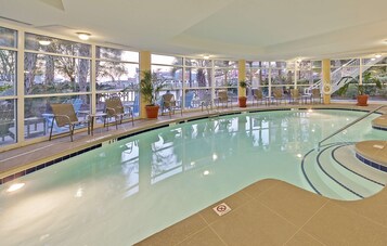 Una piscina techada, una piscina al aire libre de temporada