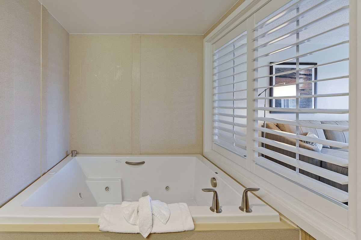 Suite, 1 très grand lit, baignoire à jets | Salle de bain | Ensemble douche/baignoire, articles de toilette gratuits, sèche-cheveux