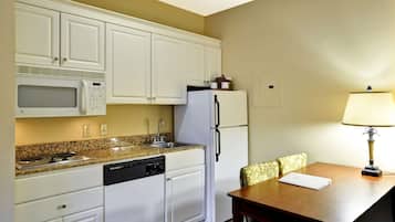 One Bedroom Suite, 2 Queen Beds with Kitchen | 私人廚房 | 微波爐、咖啡機/沖茶器