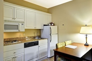 One Bedroom Suite, 2 Queen Beds with Kitchen | Private kitchen