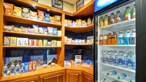 Een presentatieplaats voor snacks en drankjes, met diverse hapjes en flessen water.