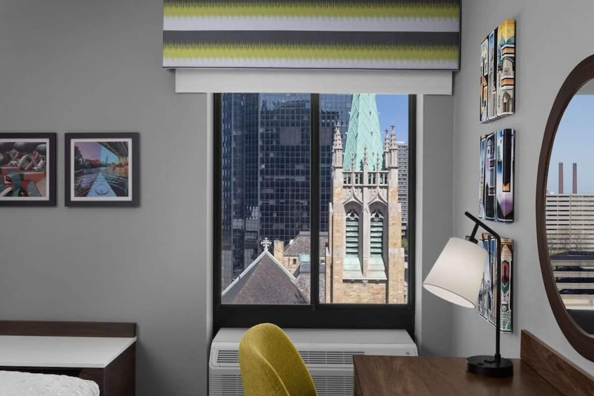 Cofres nos quartos, escrivaninha, cortinas blackout