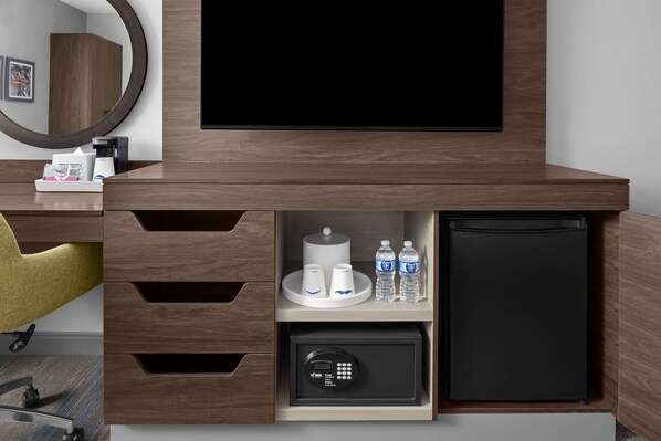 In-room safe, desk, blackout drapes, iron/ironing board - Hampton Inn Cleveland-Downtown (Cleveland)