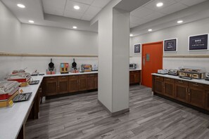 Free daily on-the-go breakfast - Hampton Inn Cleveland-Downtown (Cleveland)