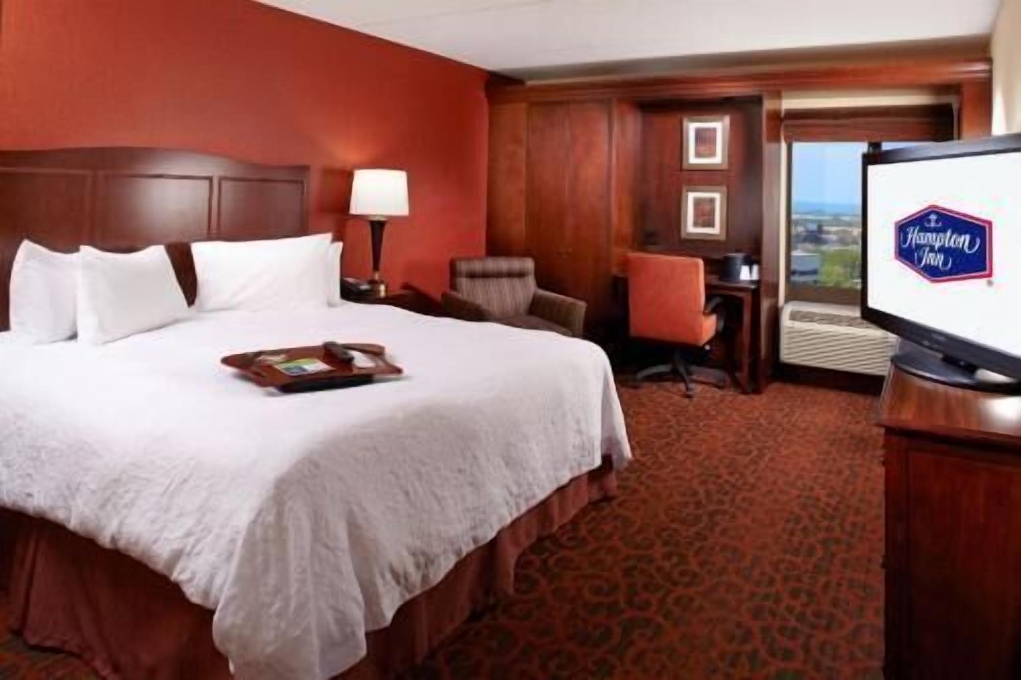 Két bảo mật tại phòng, bàn, màn/rèm cản sáng, bàn ủi/dụng cụ ủi quần áo 