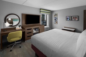 In-room safe, desk, blackout drapes, iron/ironing board - Hampton Inn Cleveland-Downtown (Cleveland)