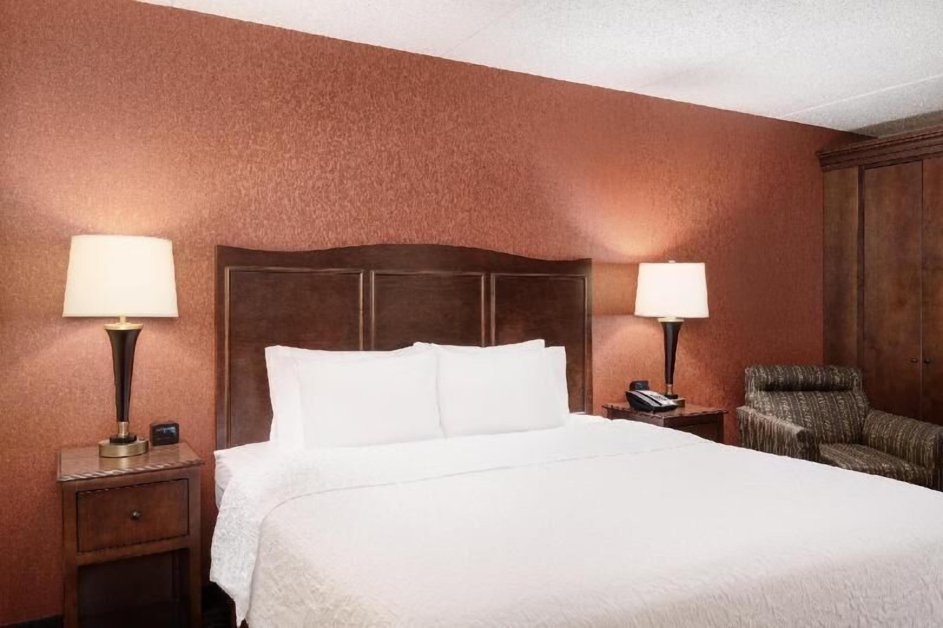 Két bảo mật tại phòng, bàn, màn/rèm cản sáng, bàn ủi/dụng cụ ủi quần áo 