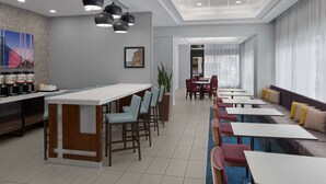 Un moderno vestíbulo de hotel con una zona de bar, arreglos de asientos y un amplio ventanal que proporciona luz natural.
