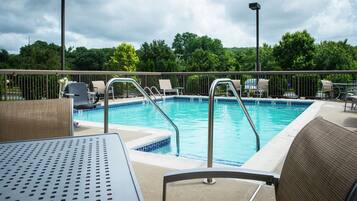 Piscine extérieure (ouverte en saison), chaises longues