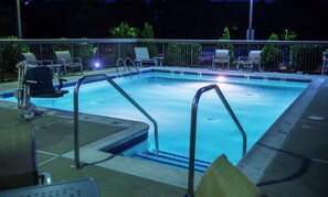 Piscine extérieure en saison, chaises longues