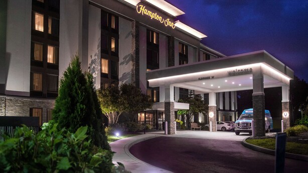 A Hampton Inn hotel with a well-lit entrance, a covered parking area, and a clear signage. - Hampton Inn Philadelphia/Great Valley/Malvern (Malvern)