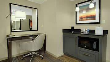 Bàn, khu vực làm việc phù hợp cho laptop, màn/rèm cản sáng