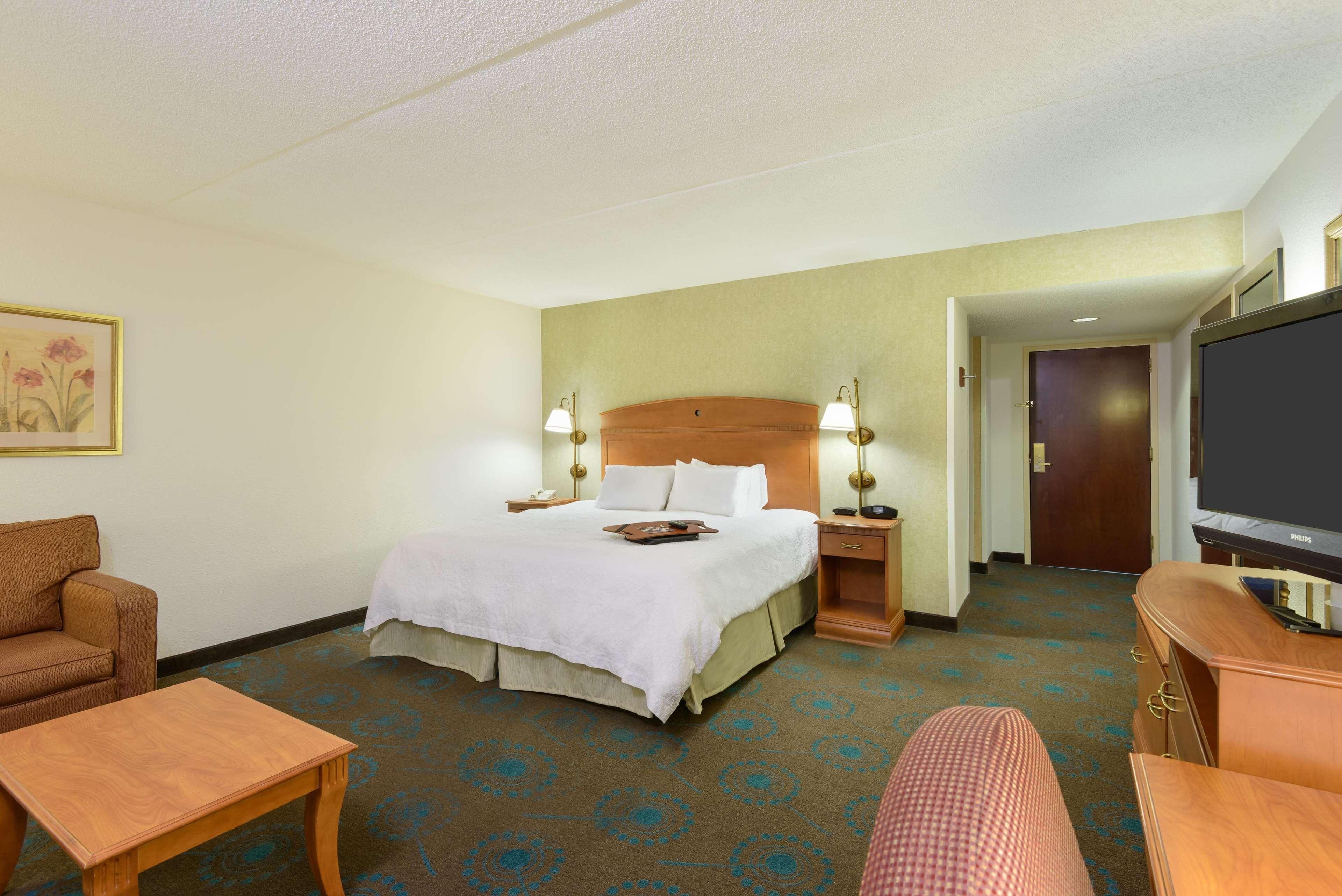 客房内保险箱、特色装修、特色家居、办公桌