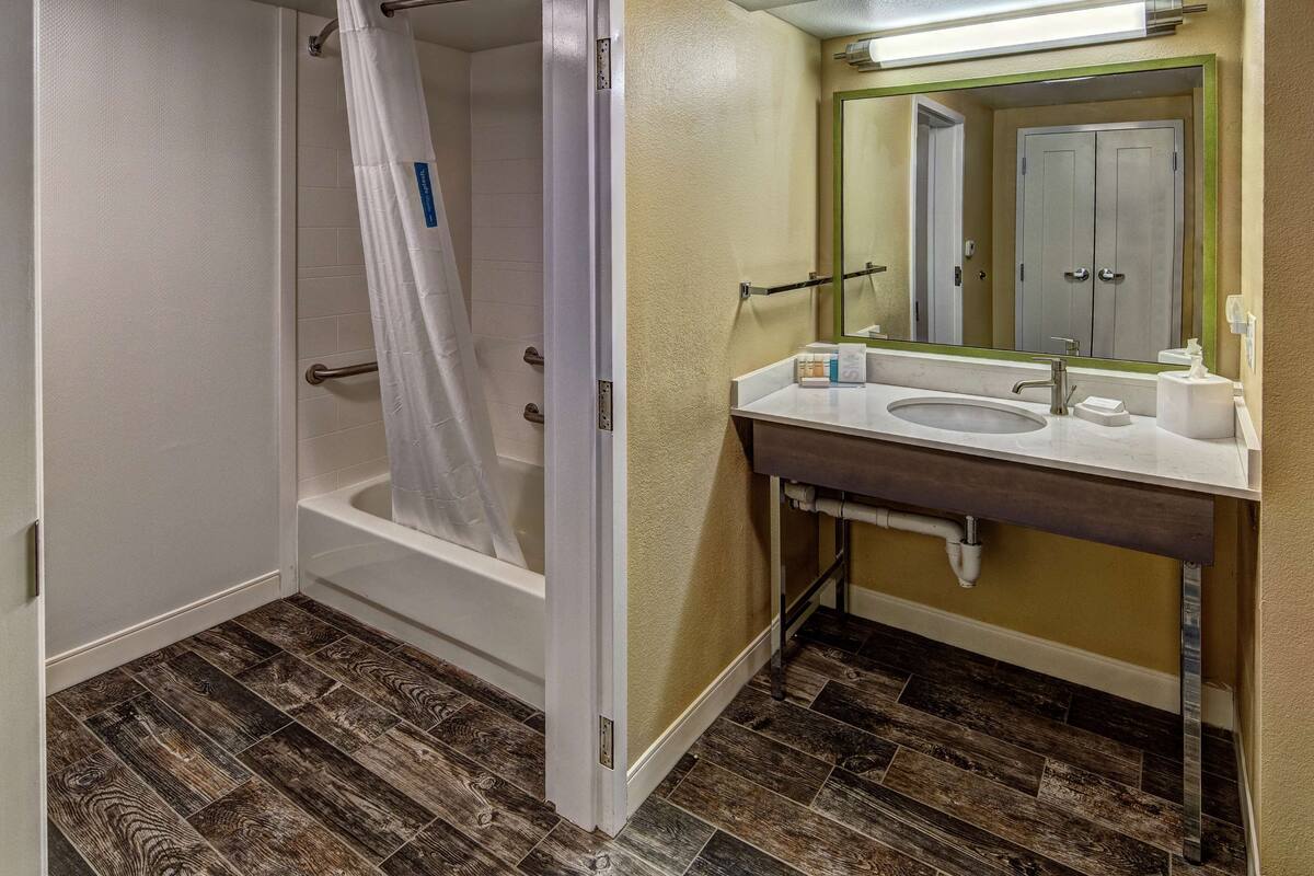 Combined shower/bathtub, free toiletries, hair dryer, towels