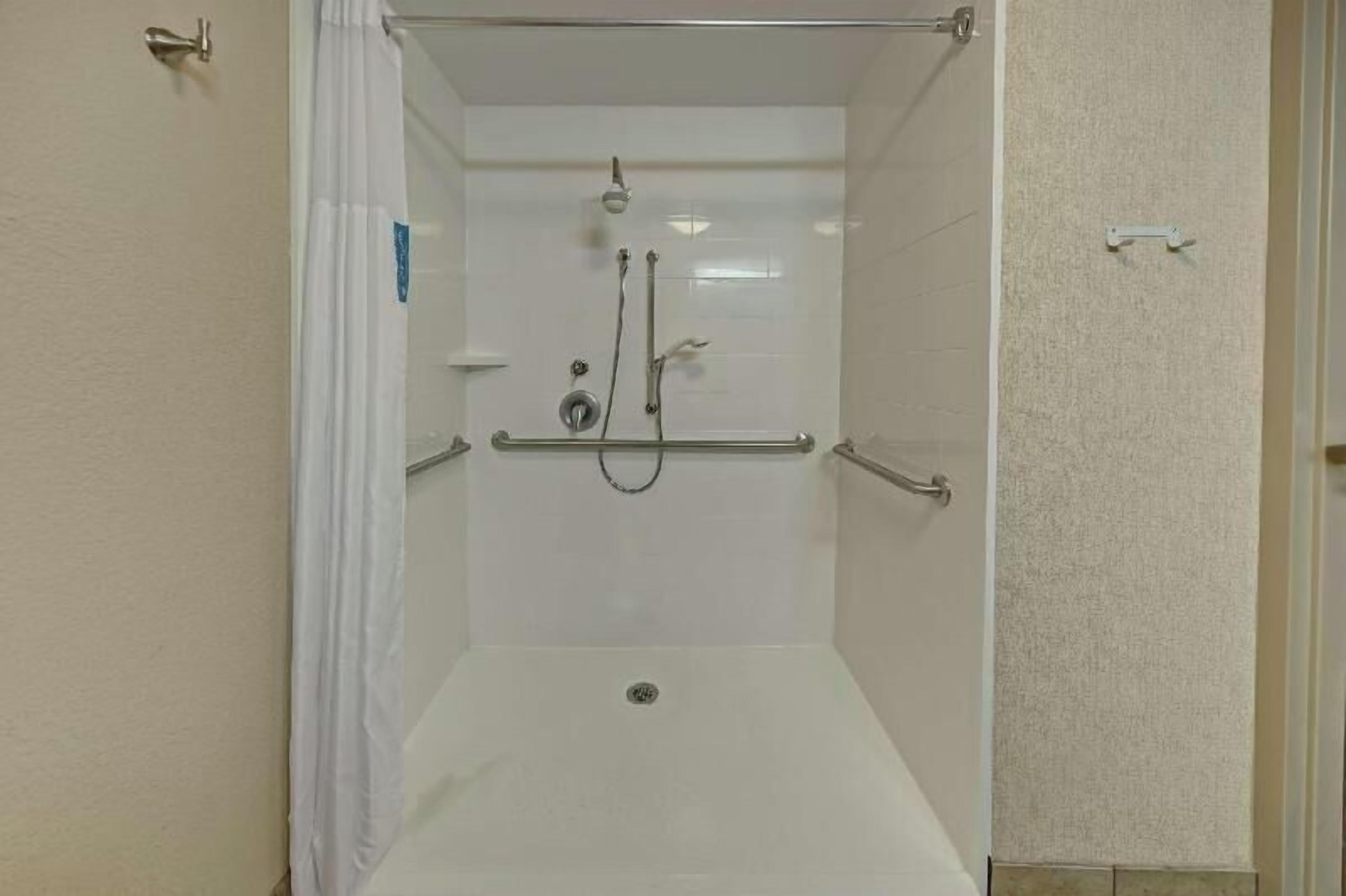 Bathroom | Combined shower/tub, free toiletries, hair dryer, towels