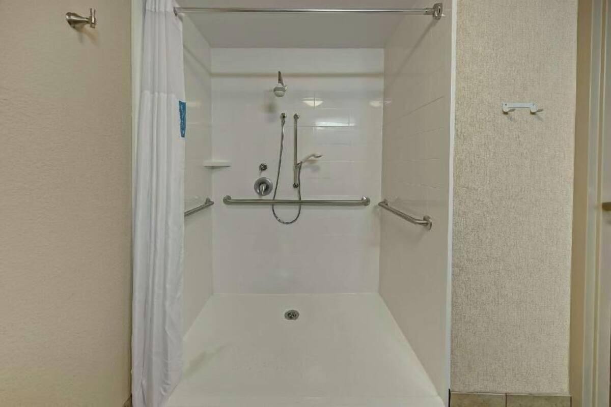 Bathroom | Combined shower/tub, free toiletries, hair dryer, towels